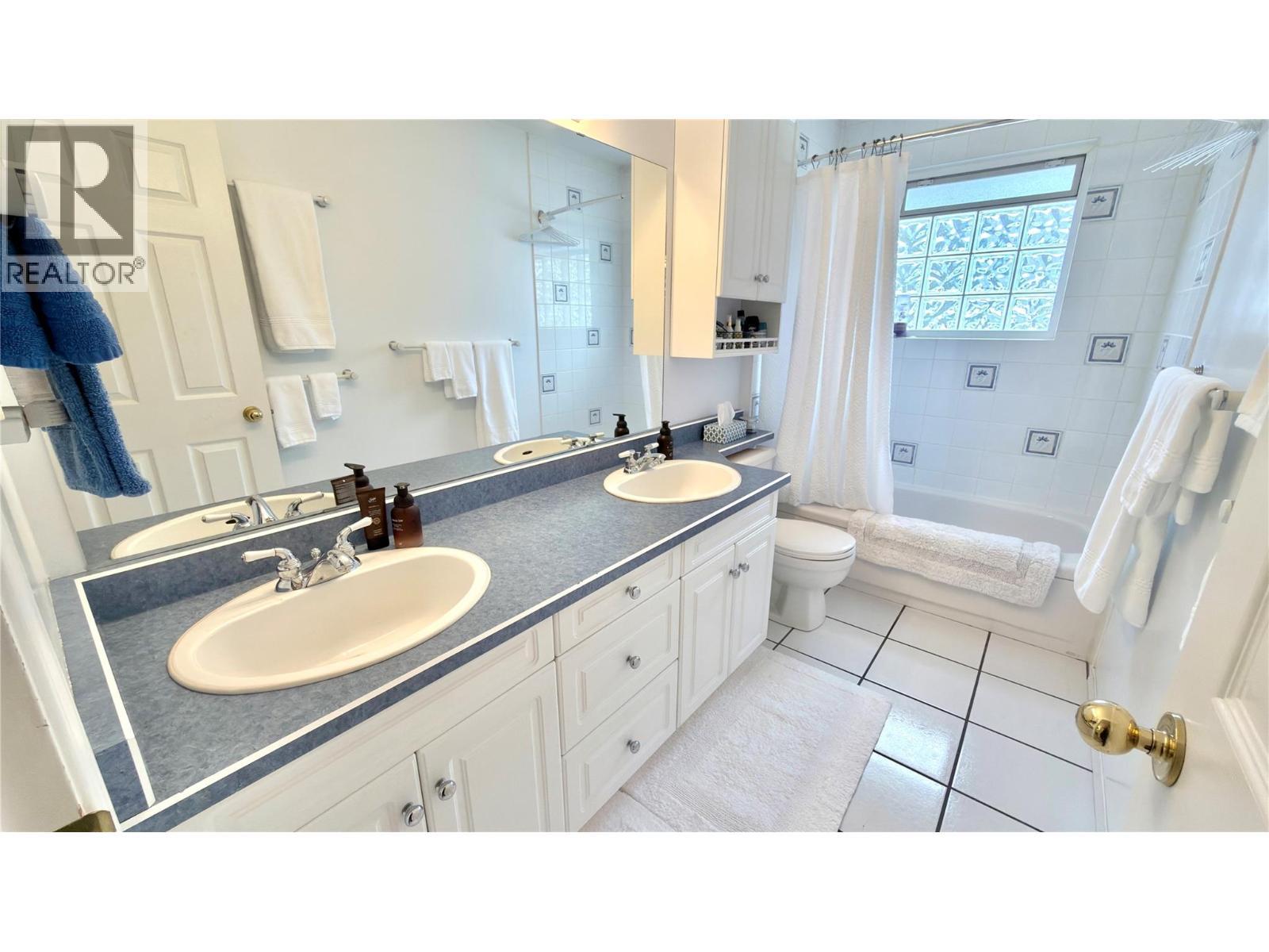 461 Eighth Avenue, Midway, BC - Indoor Photo Showing Bathroom