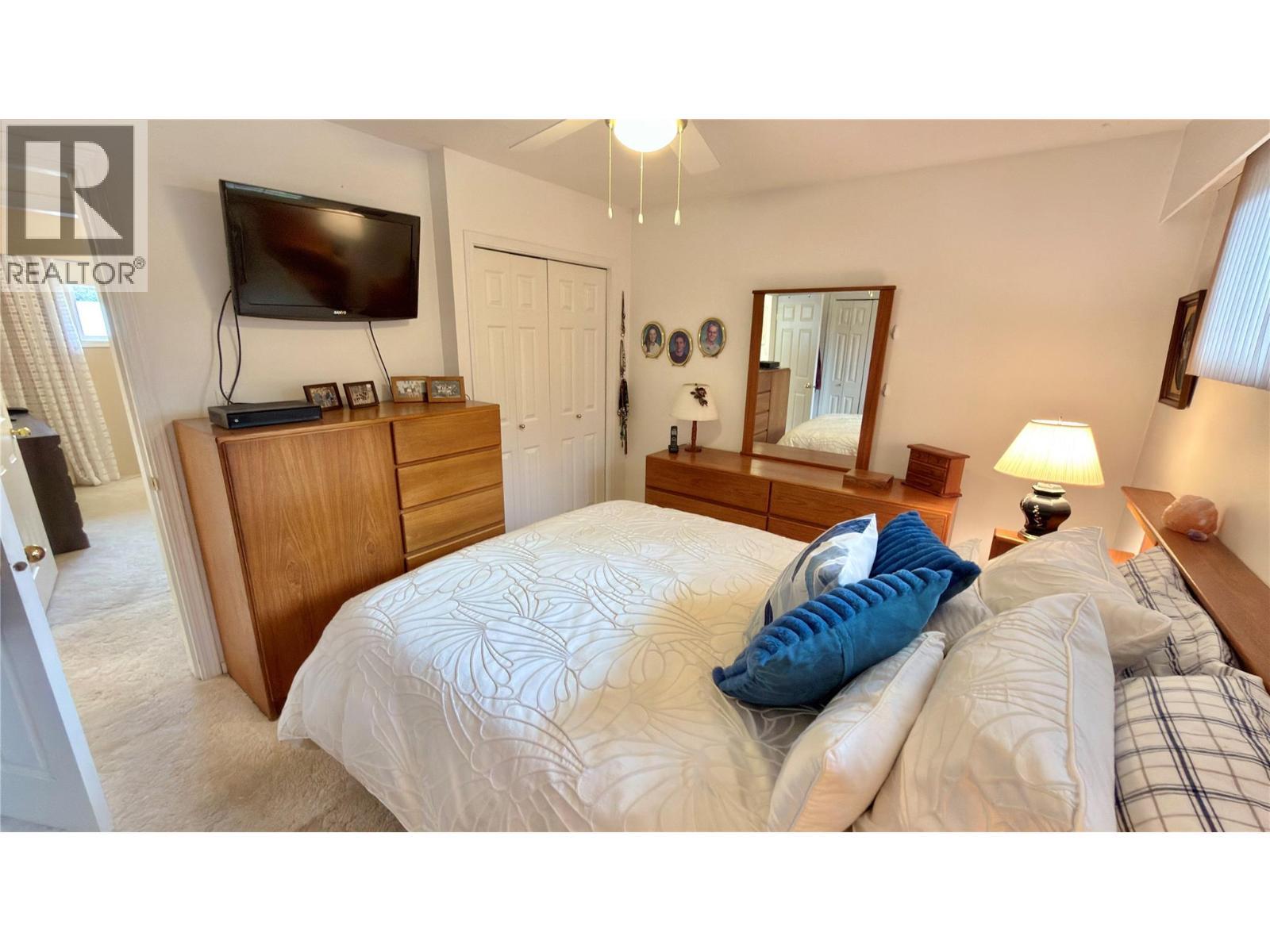 461 Eighth Avenue, Midway, BC - Indoor Photo Showing Bedroom