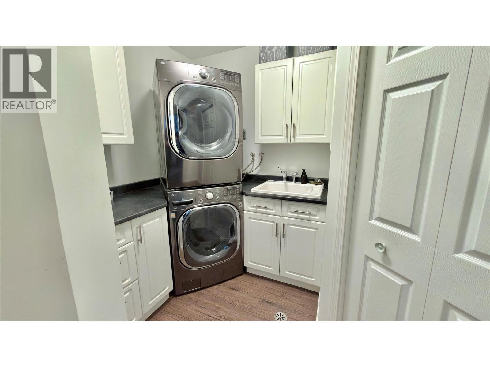 461 Eighth Avenue, Midway, BC - Indoor Photo Showing Laundry Room