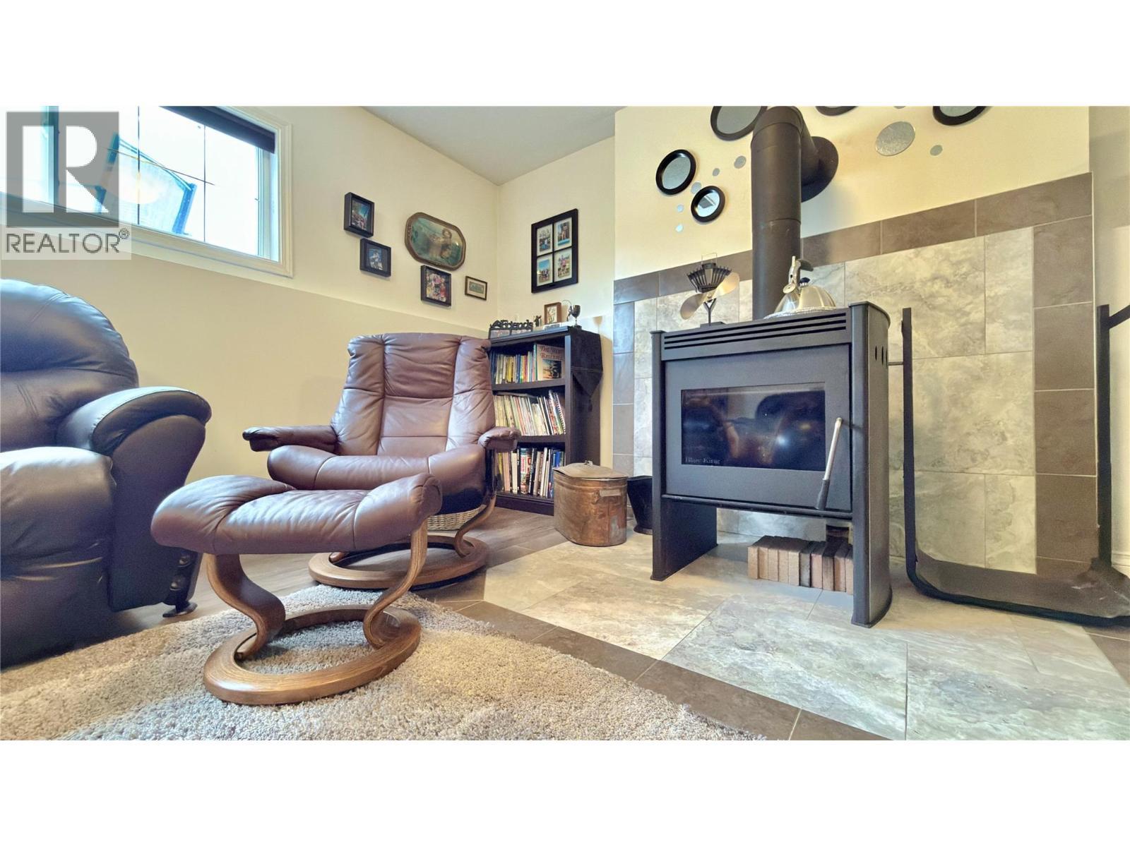 461 Eighth Avenue, Midway, BC - Indoor With Fireplace