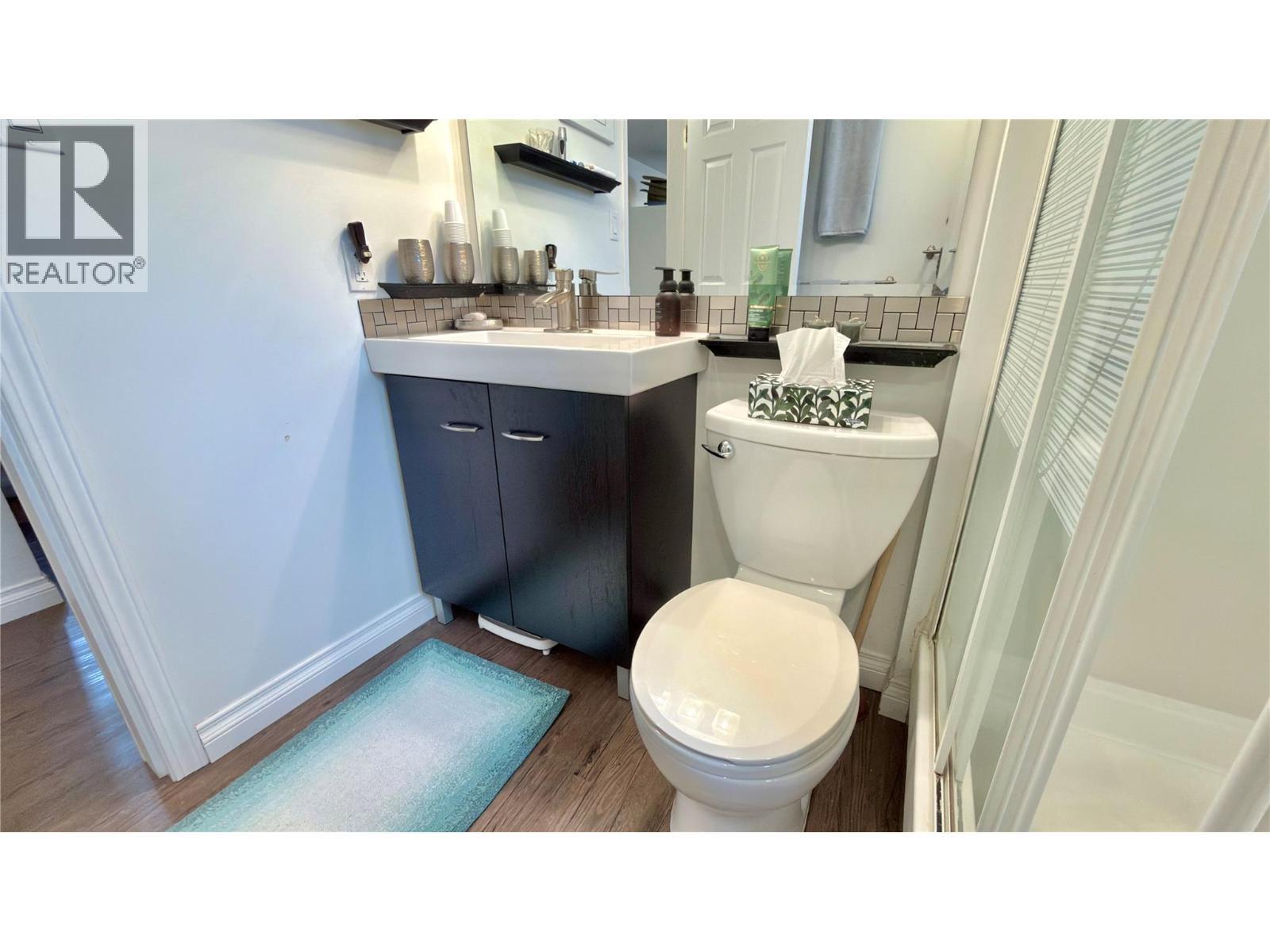 461 Eighth Avenue, Midway, BC - Indoor Photo Showing Bathroom