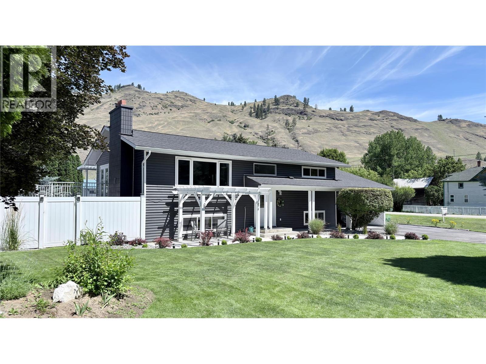 461 Eighth Avenue, Midway, BC