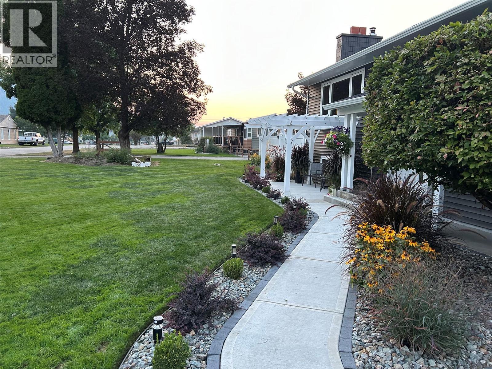 461 Eighth Avenue, Midway, BC - Outdoor