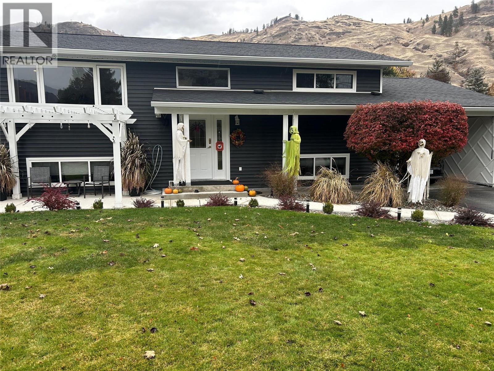 461 Eighth Avenue, Midway, BC - Outdoor With Facade