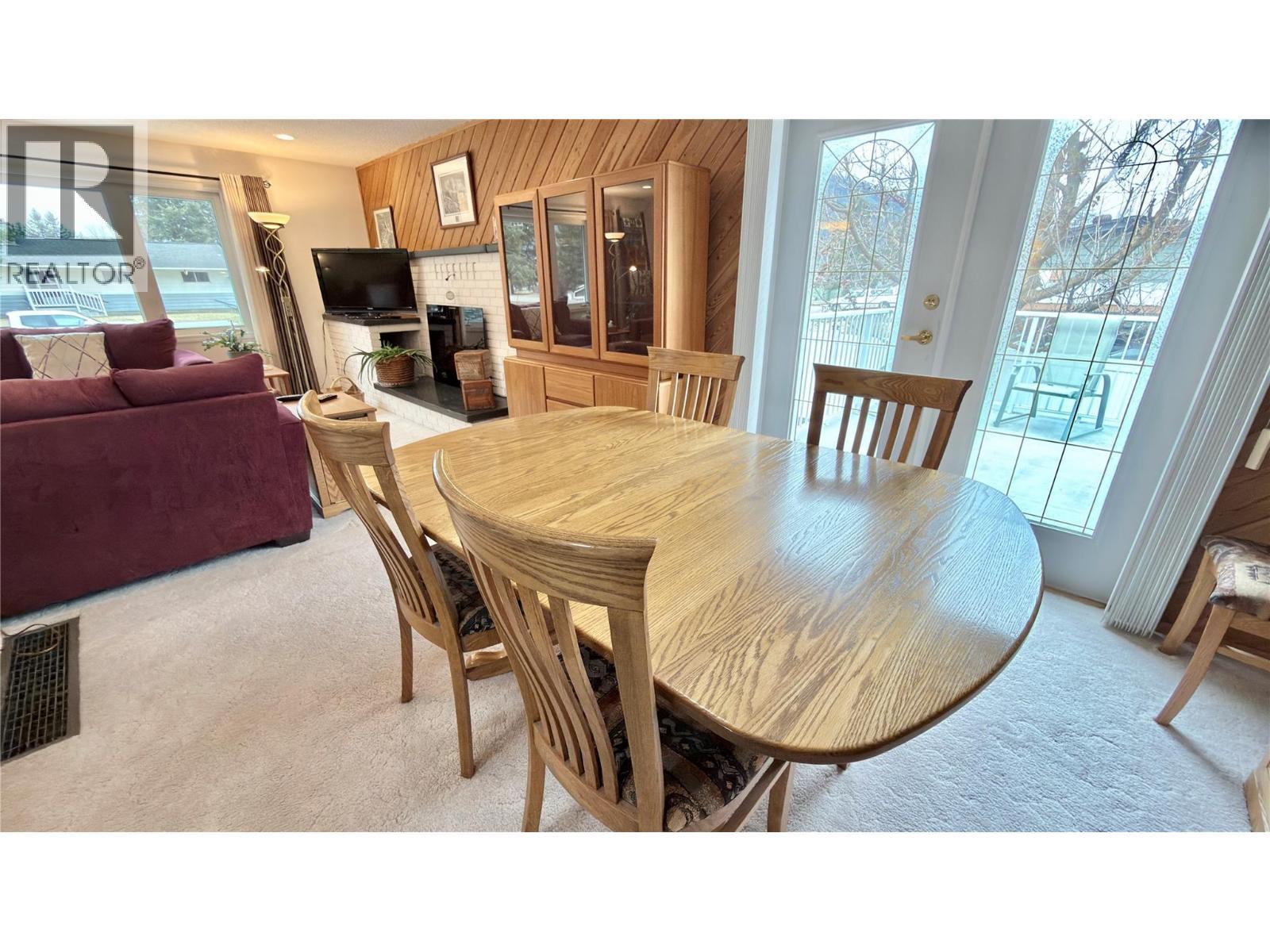 461 Eighth Avenue, Midway, BC - Indoor Photo Showing Dining Room