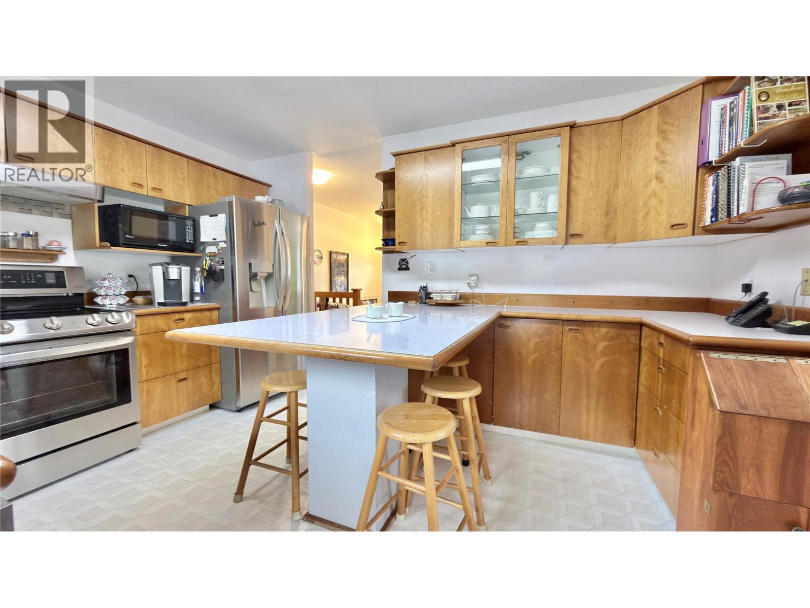 461 Eighth Avenue, Midway, BC - Indoor Photo Showing Kitchen