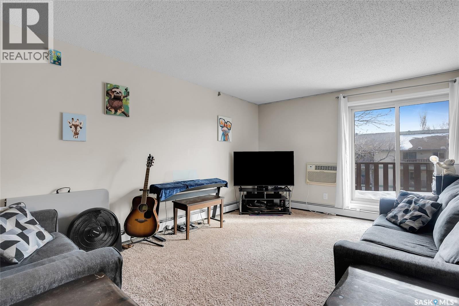 304F 1121 Mckercher Drive, Saskatoon, SK - Indoor Photo Showing Living Room