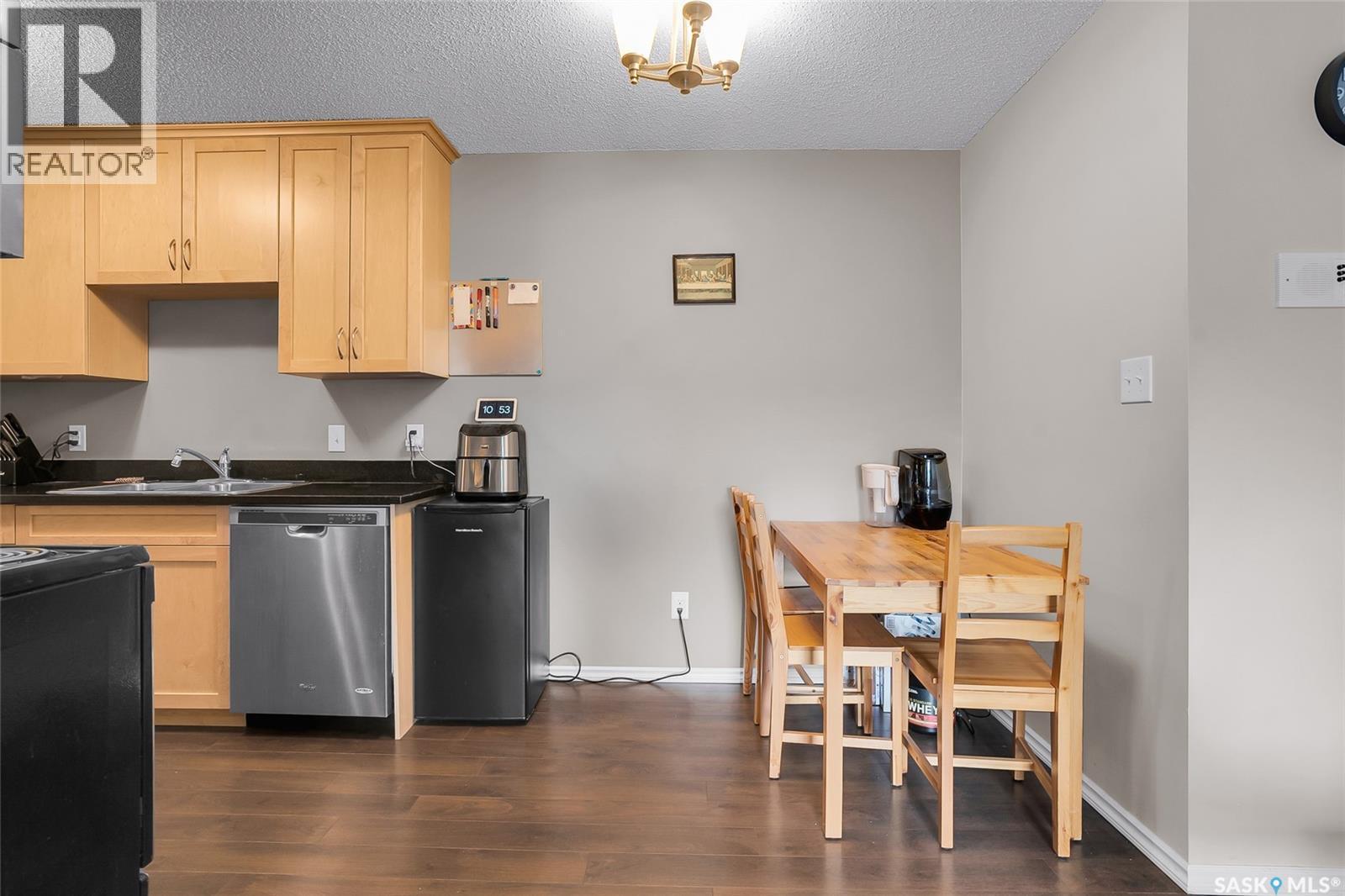 304F 1121 Mckercher Drive, Saskatoon, SK - Indoor Photo Showing Kitchen With Double Sink