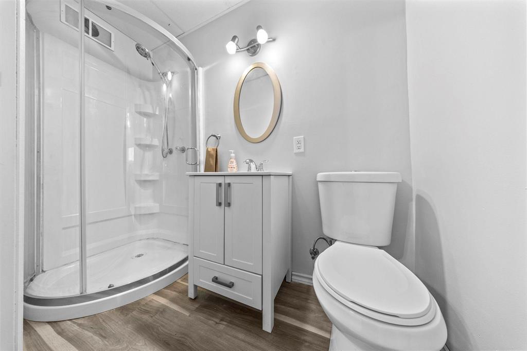 401 Union Avenue W, Winnipeg, MB - Indoor Photo Showing Bathroom