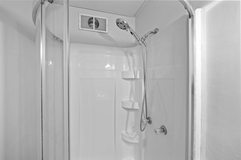 401 Union Avenue W, Winnipeg, MB - Indoor Photo Showing Bathroom