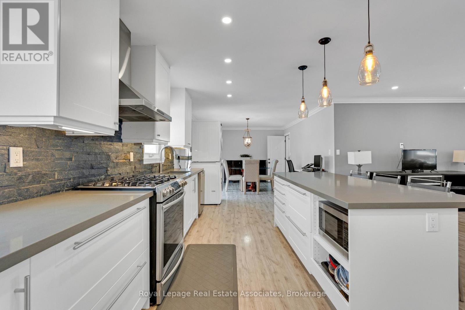 44 Mcclellan Road, Caledon, ON - Indoor Photo Showing Kitchen With Upgraded Kitchen
