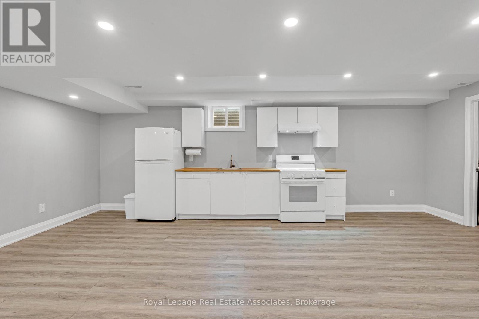 44 Mcclellan Road, Caledon, ON - Indoor Photo Showing Kitchen