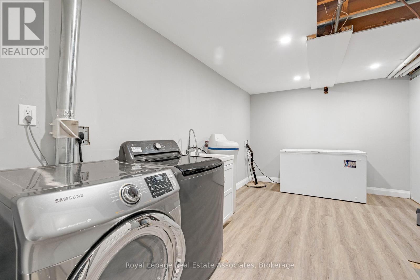 44 Mcclellan Road, Caledon, ON - Indoor Photo Showing Laundry Room