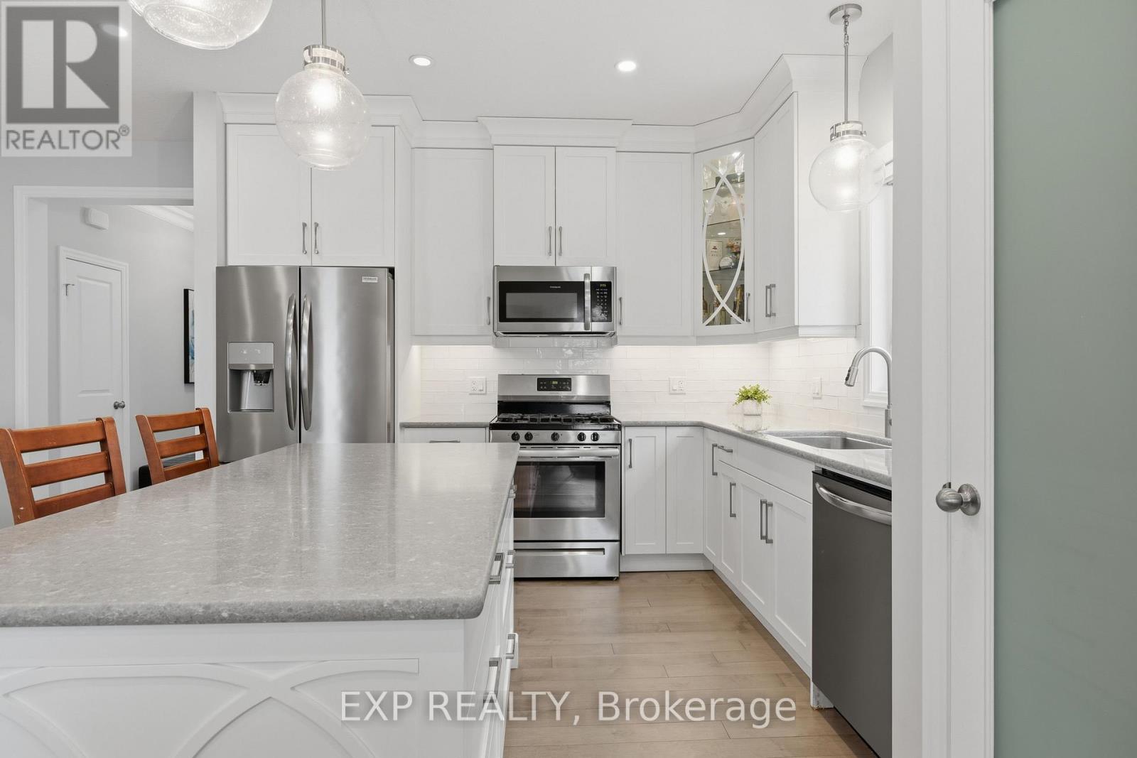 43 Lowrie Crescent, Tillsonburg, ON - Indoor Photo Showing Kitchen With Upgraded Kitchen