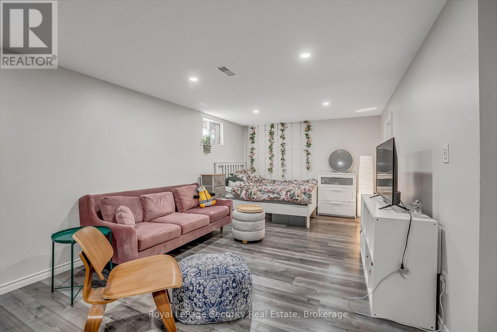 516 Kelvedon Mews, Mississauga, ON - Indoor Photo Showing Living Room
