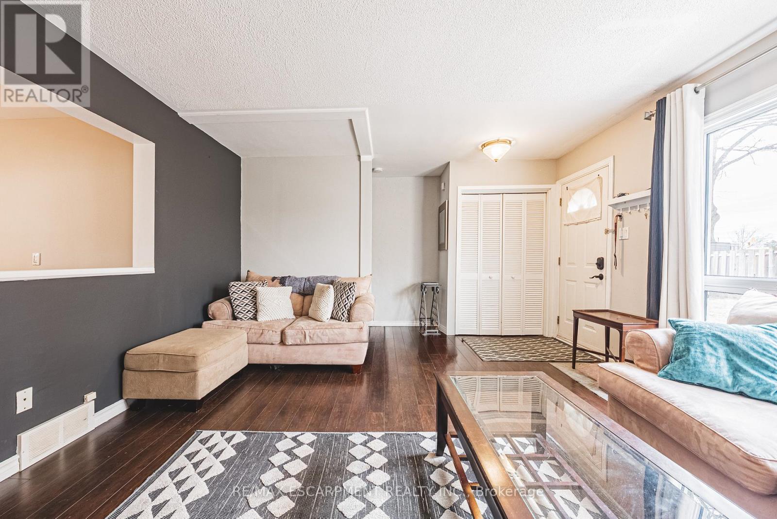 38 Glenburn Court, Hamilton, ON - Indoor Photo Showing Living Room