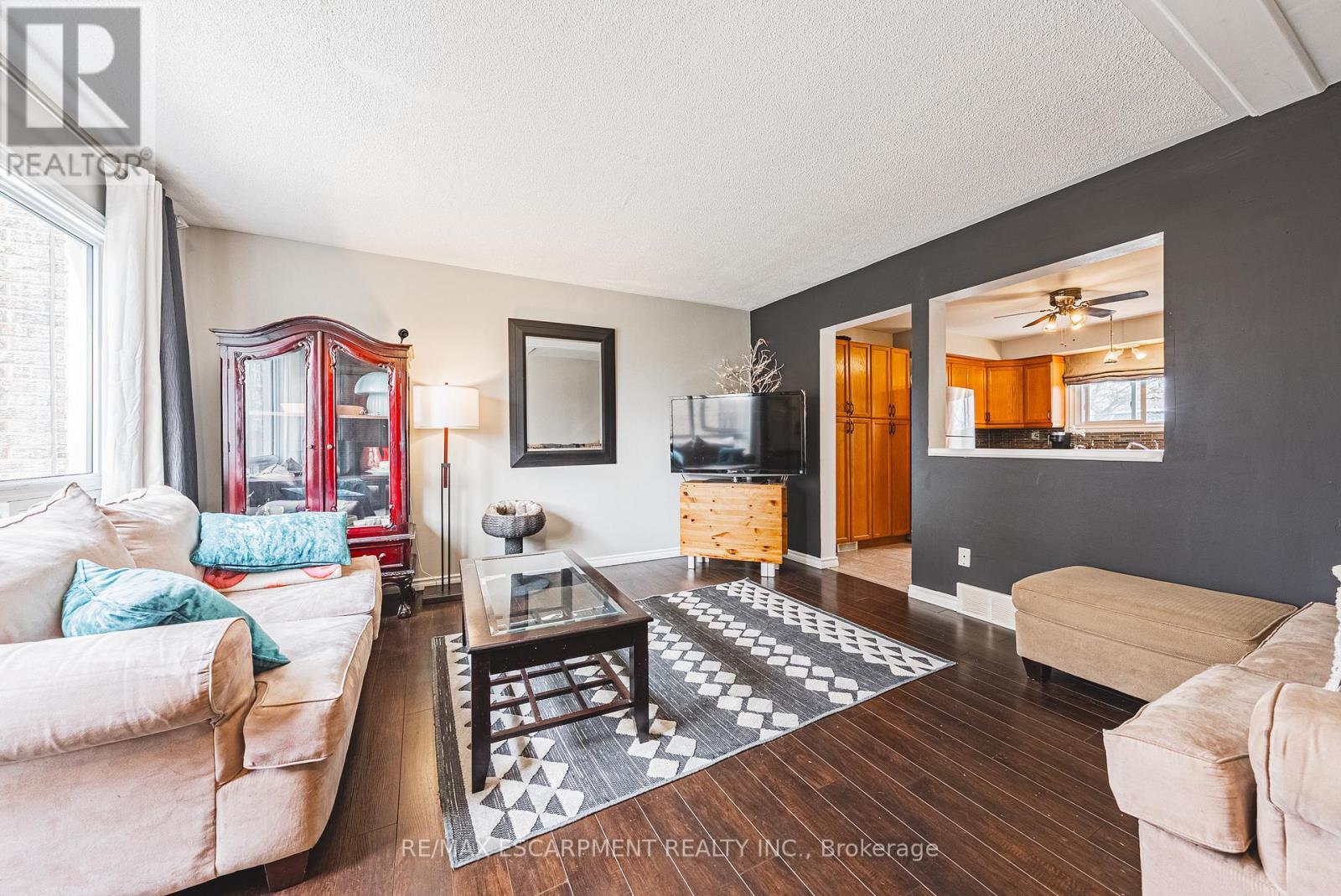 38 Glenburn Court, Hamilton, ON - Indoor Photo Showing Living Room