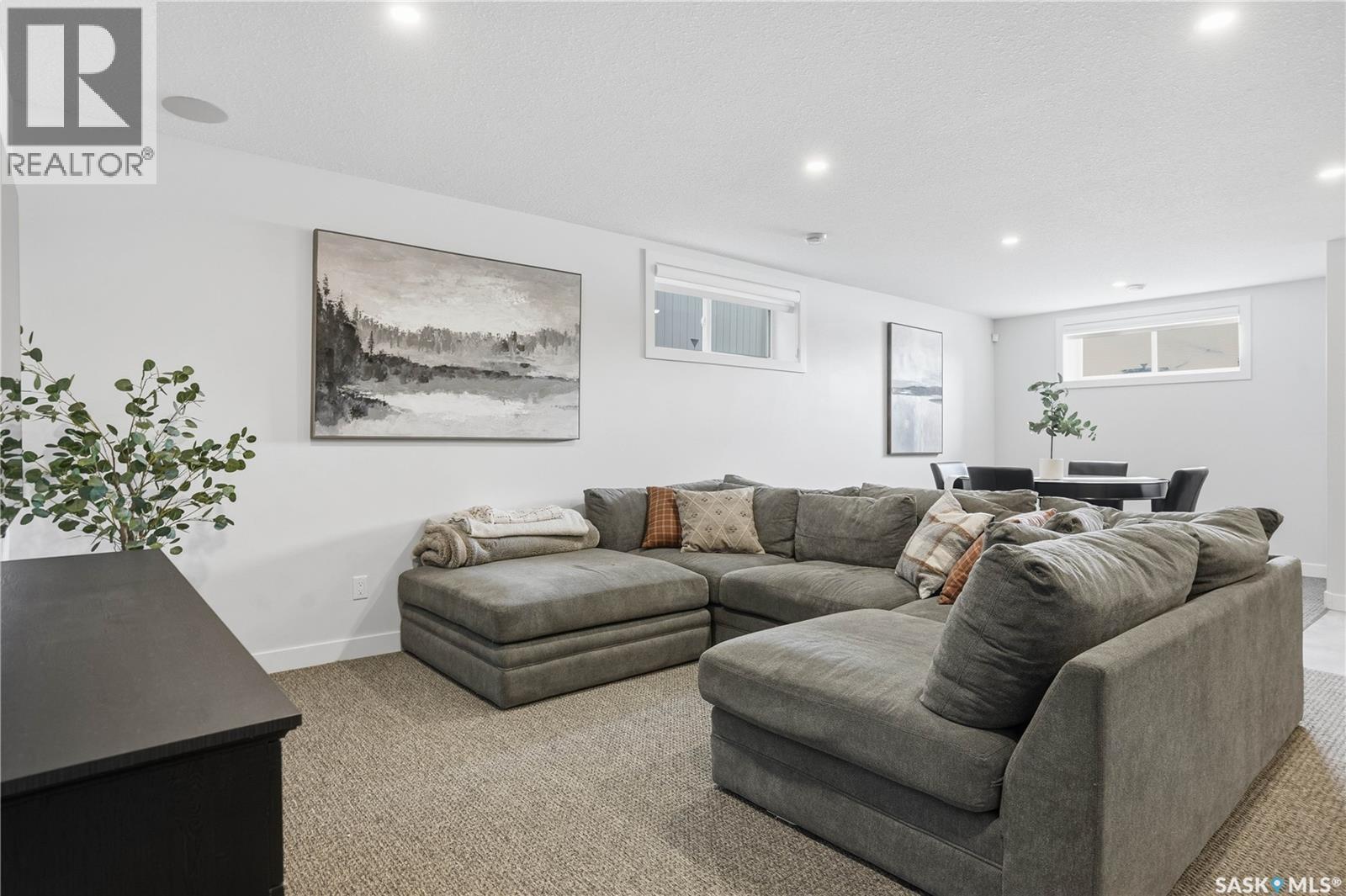 4418 Sage Crescent E, Regina, SK - Indoor Photo Showing Living Room