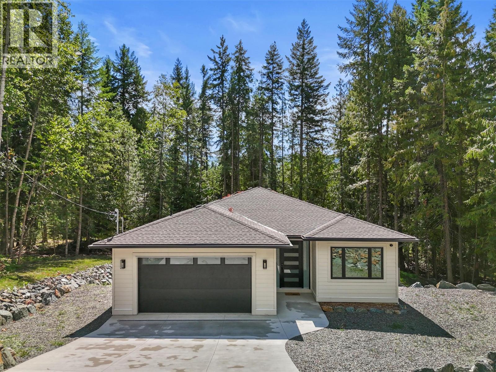 7279 Birch Close, Anglemont, BC - Outdoor