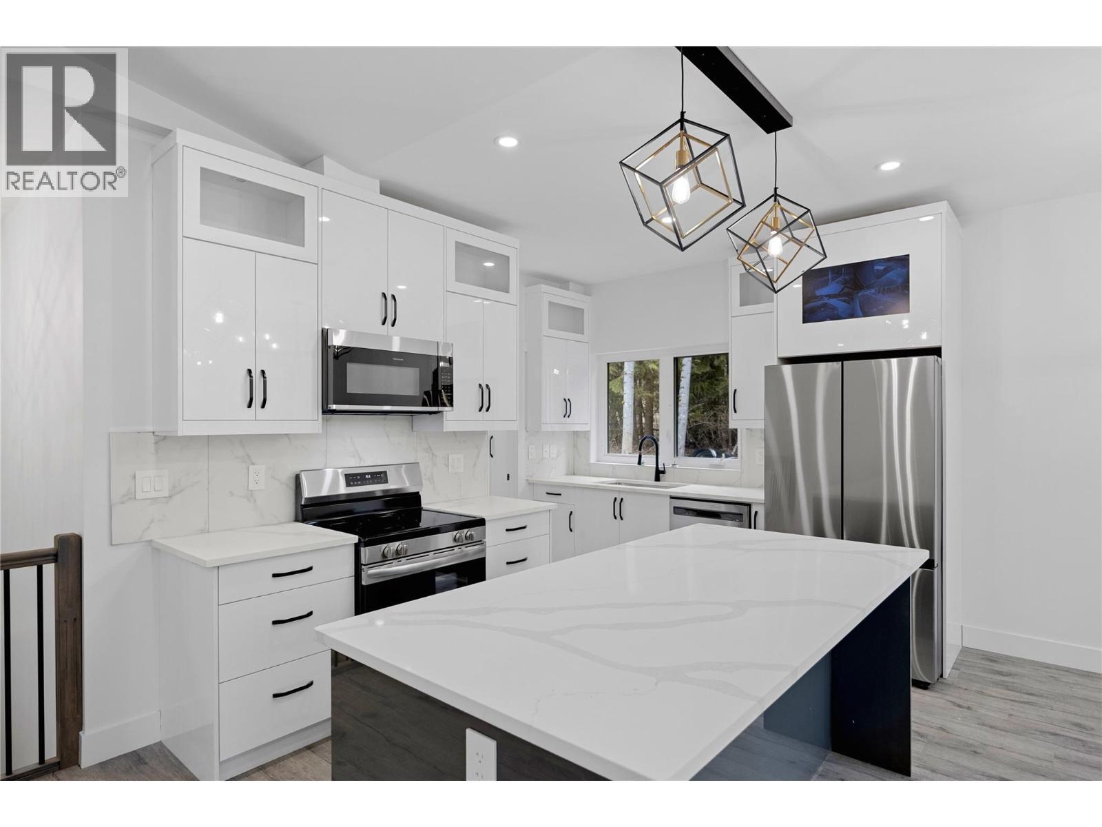 7279 Birch Close, Anglemont, BC - Indoor Photo Showing Kitchen With Stainless Steel Kitchen With Upgraded Kitchen