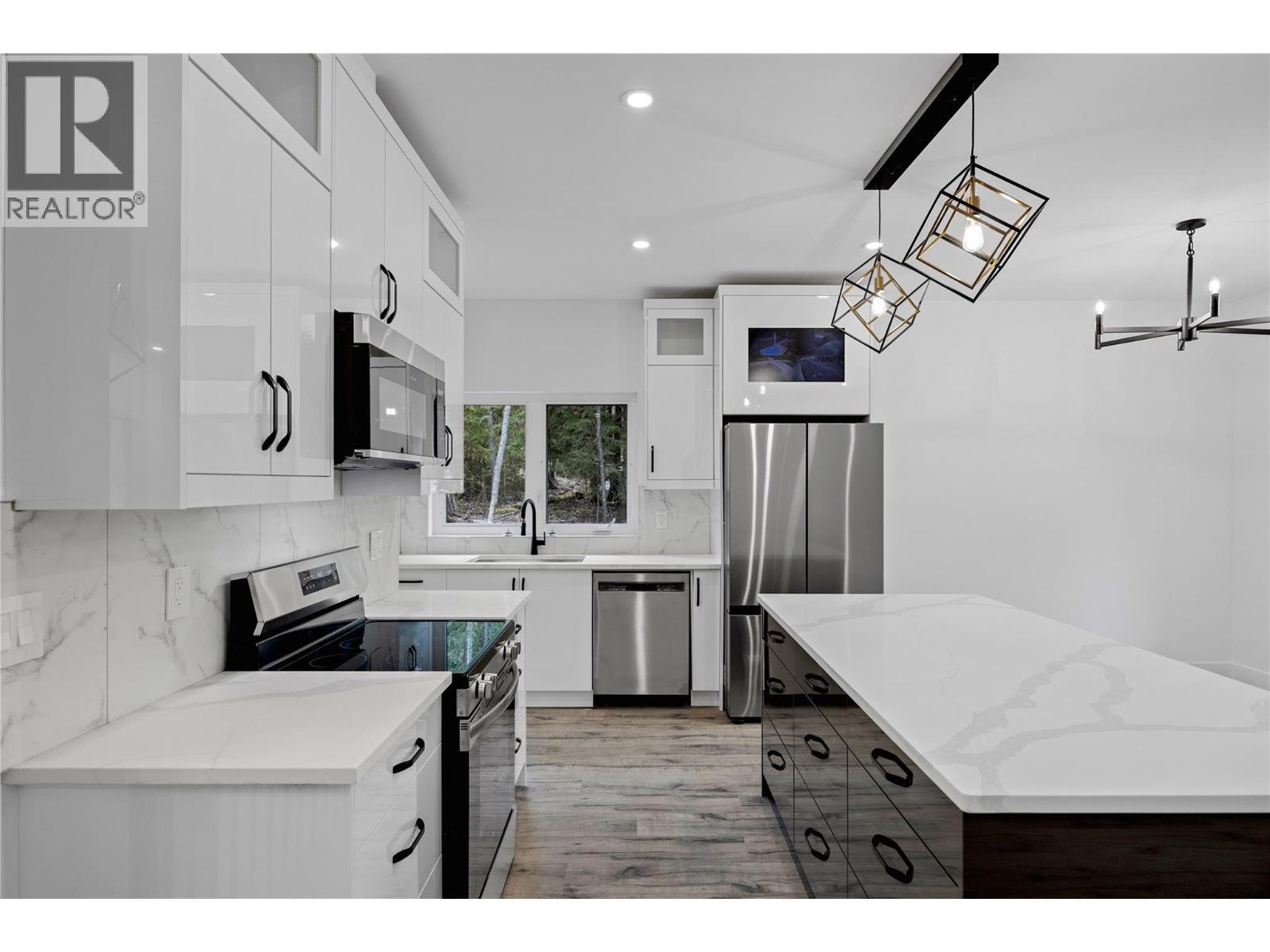 7279 Birch Close, Anglemont, BC - Indoor Photo Showing Kitchen With Stainless Steel Kitchen