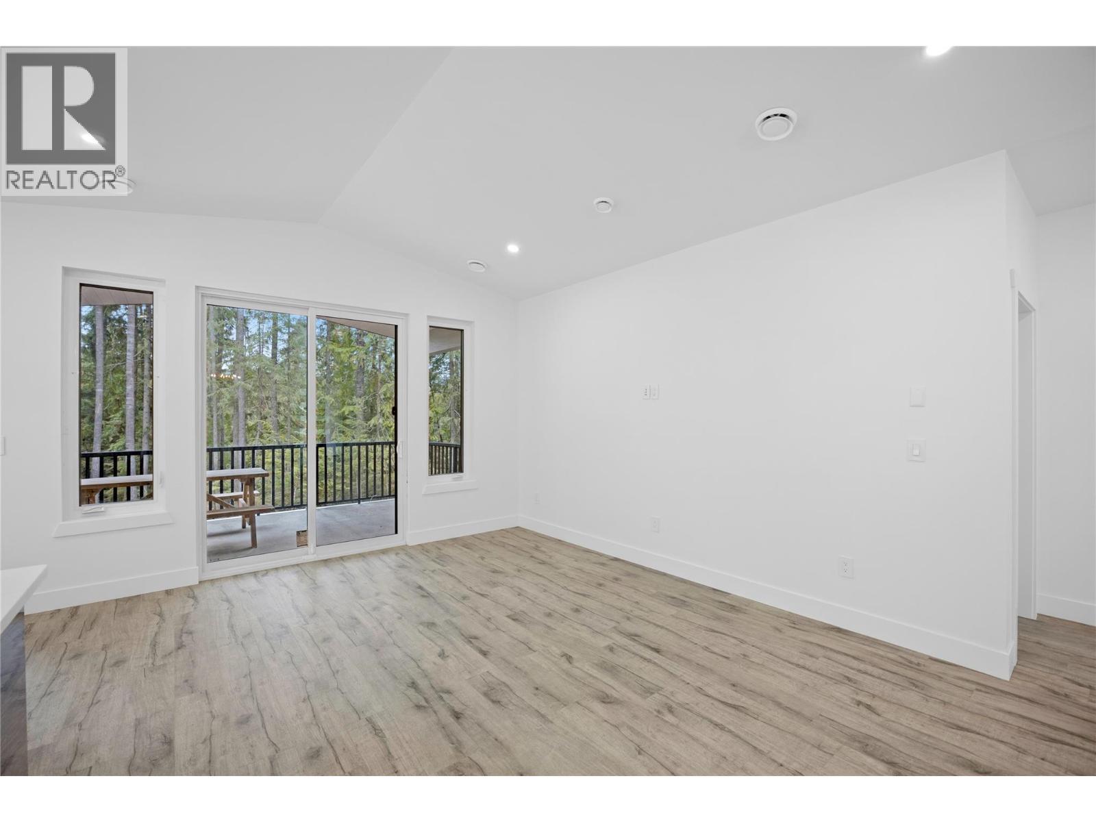 7279 Birch Close, Anglemont, BC - Indoor Photo Showing Other Room