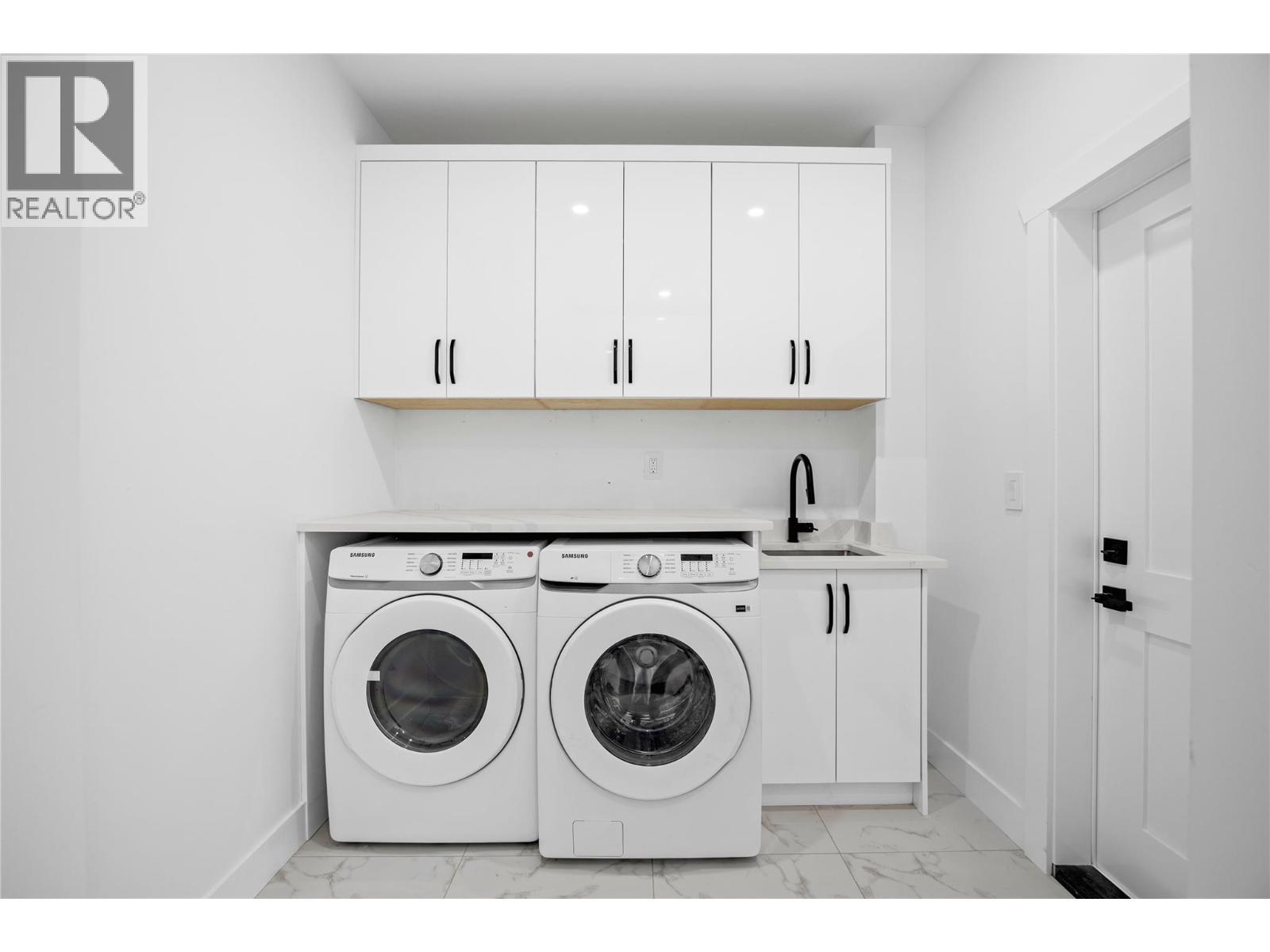 7279 Birch Close, Anglemont, BC - Indoor Photo Showing Laundry Room
