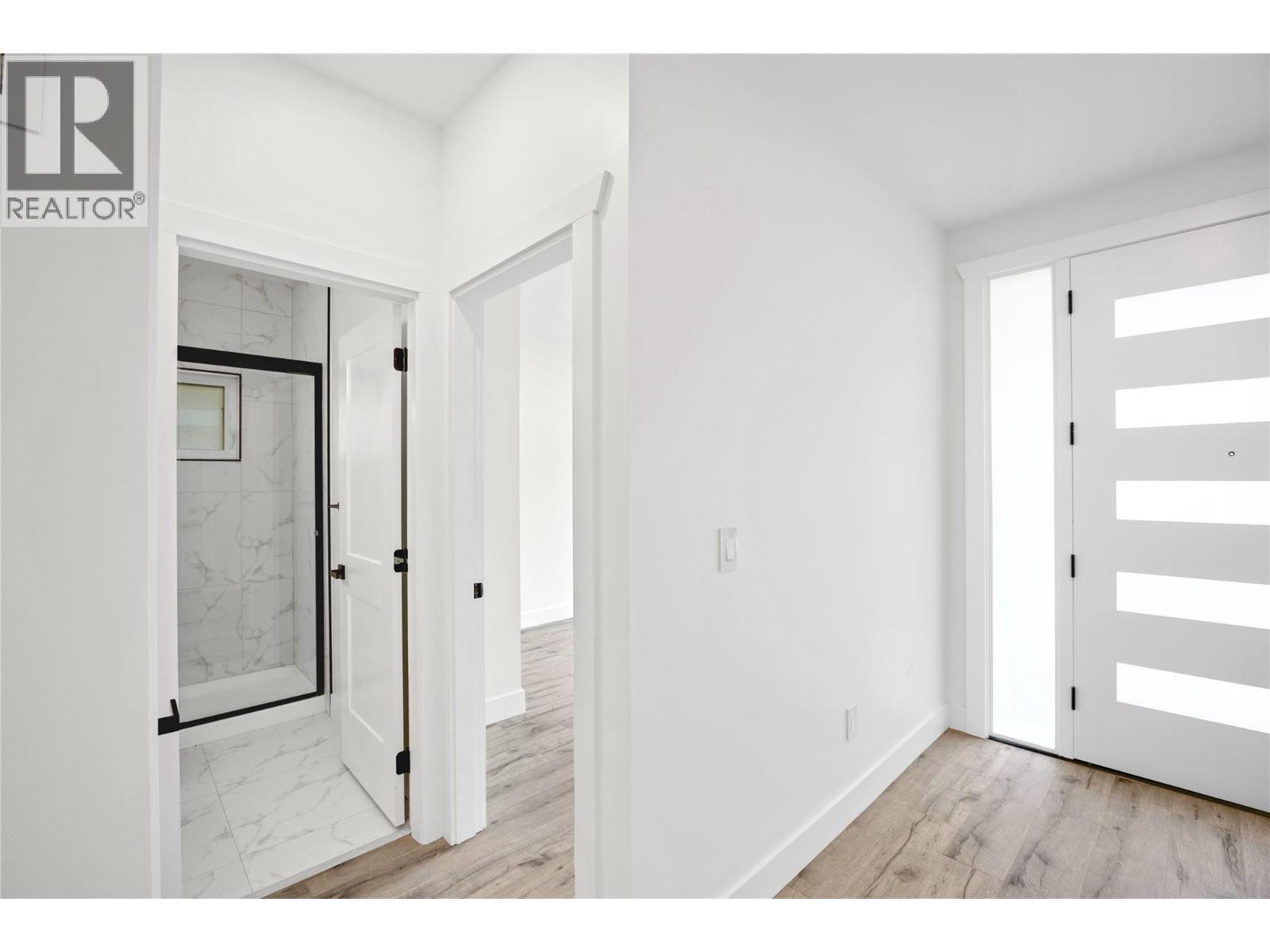 7279 Birch Close, Anglemont, BC - Indoor Photo Showing Other Room