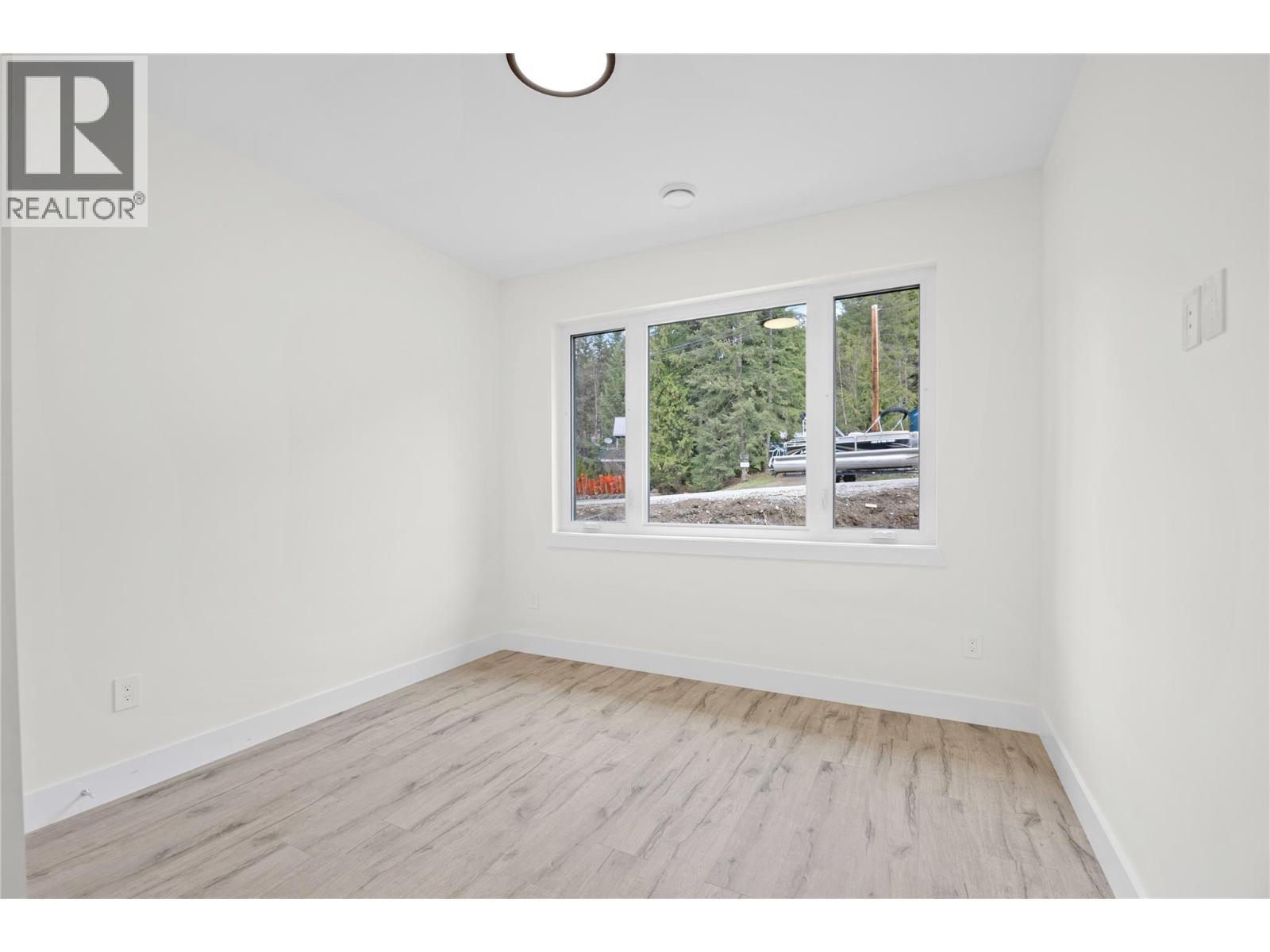 7279 Birch Close, Anglemont, BC - Indoor Photo Showing Other Room