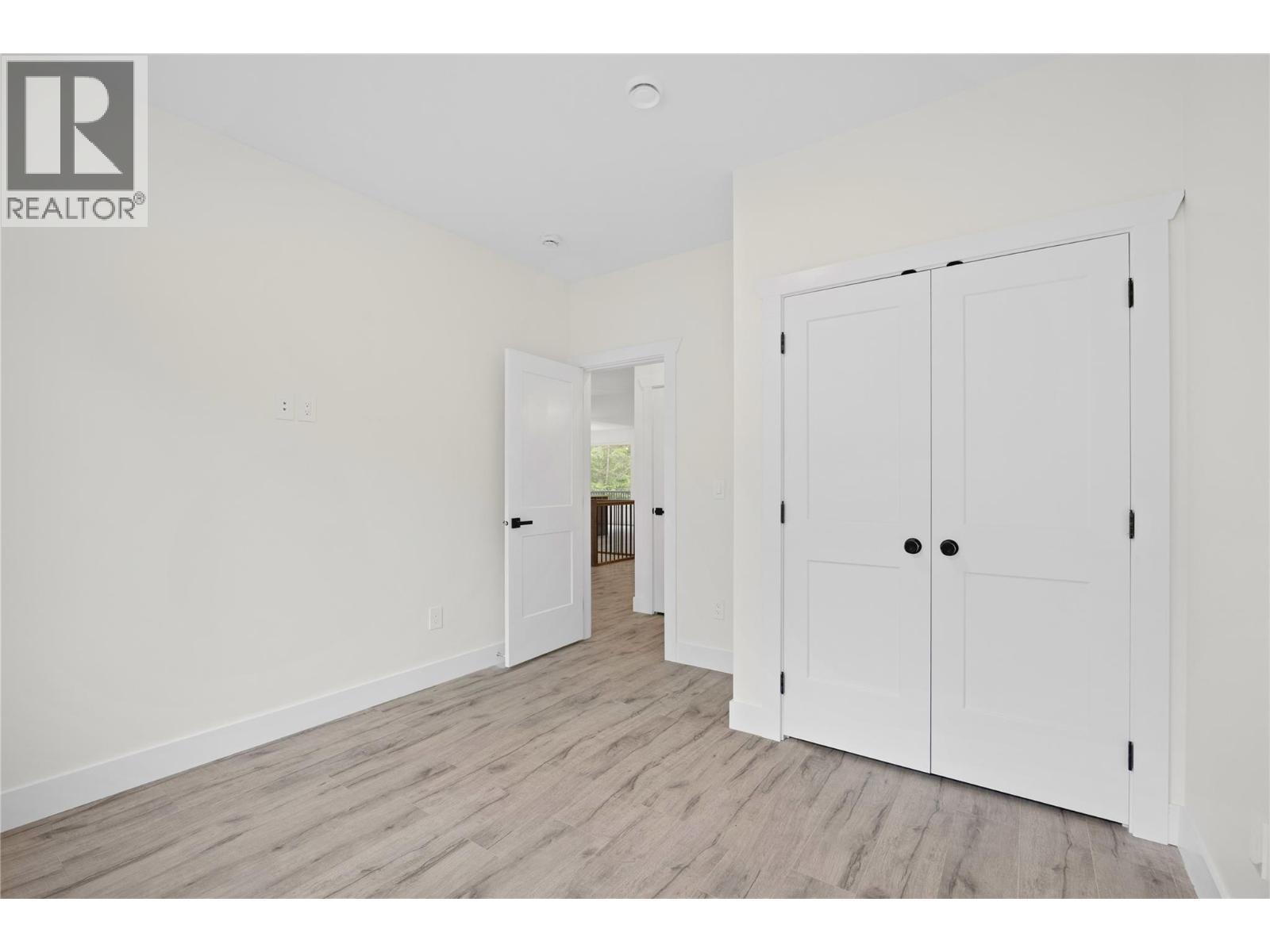 7279 Birch Close, Anglemont, BC - Indoor Photo Showing Other Room