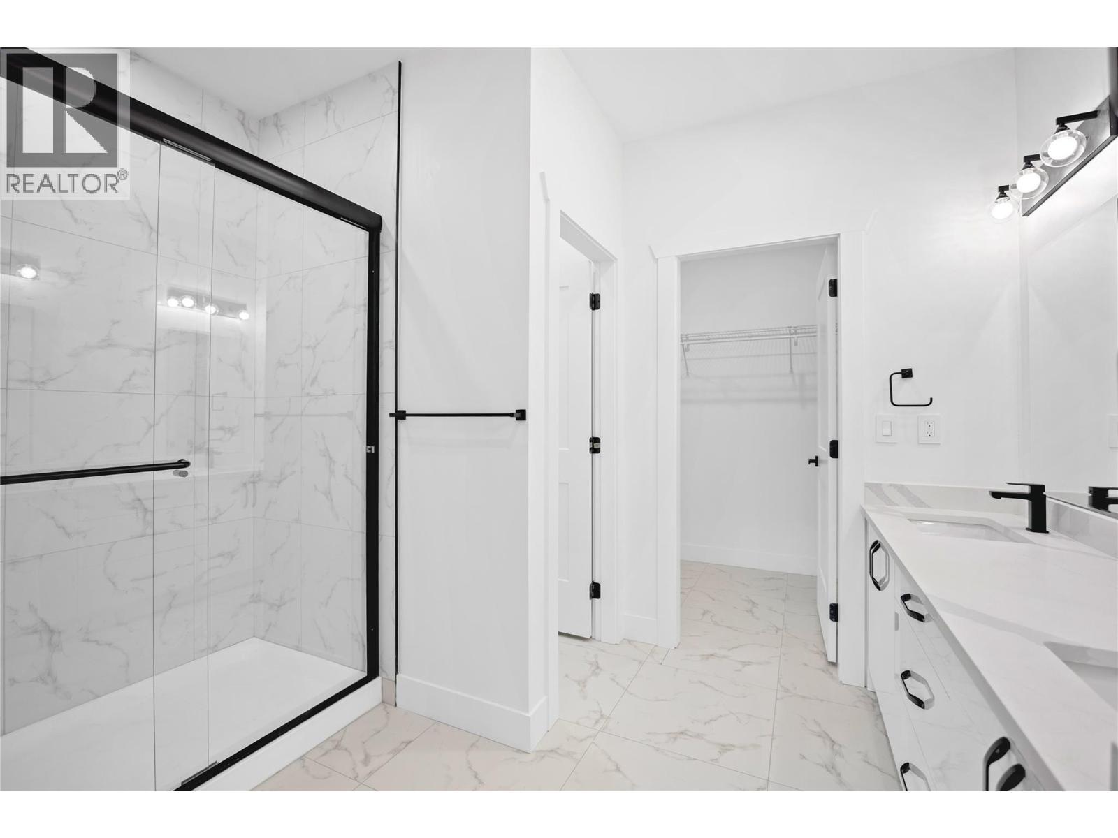 7279 Birch Close, Anglemont, BC - Indoor Photo Showing Bathroom