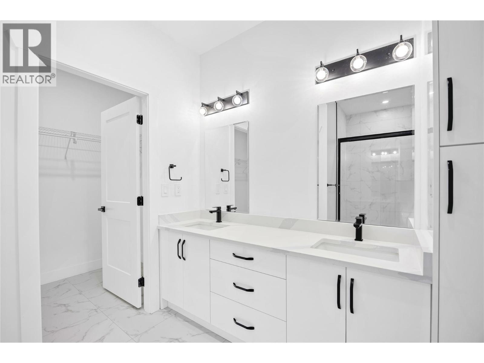 7279 Birch Close, Anglemont, BC - Indoor Photo Showing Bathroom