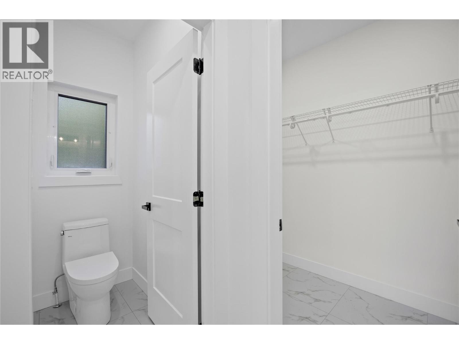 7279 Birch Close, Anglemont, BC - Indoor