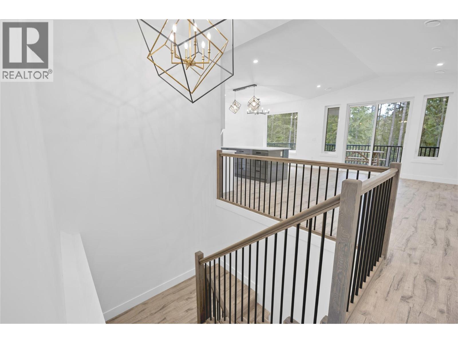 7279 Birch Close, Anglemont, BC - Indoor Photo Showing Other Room