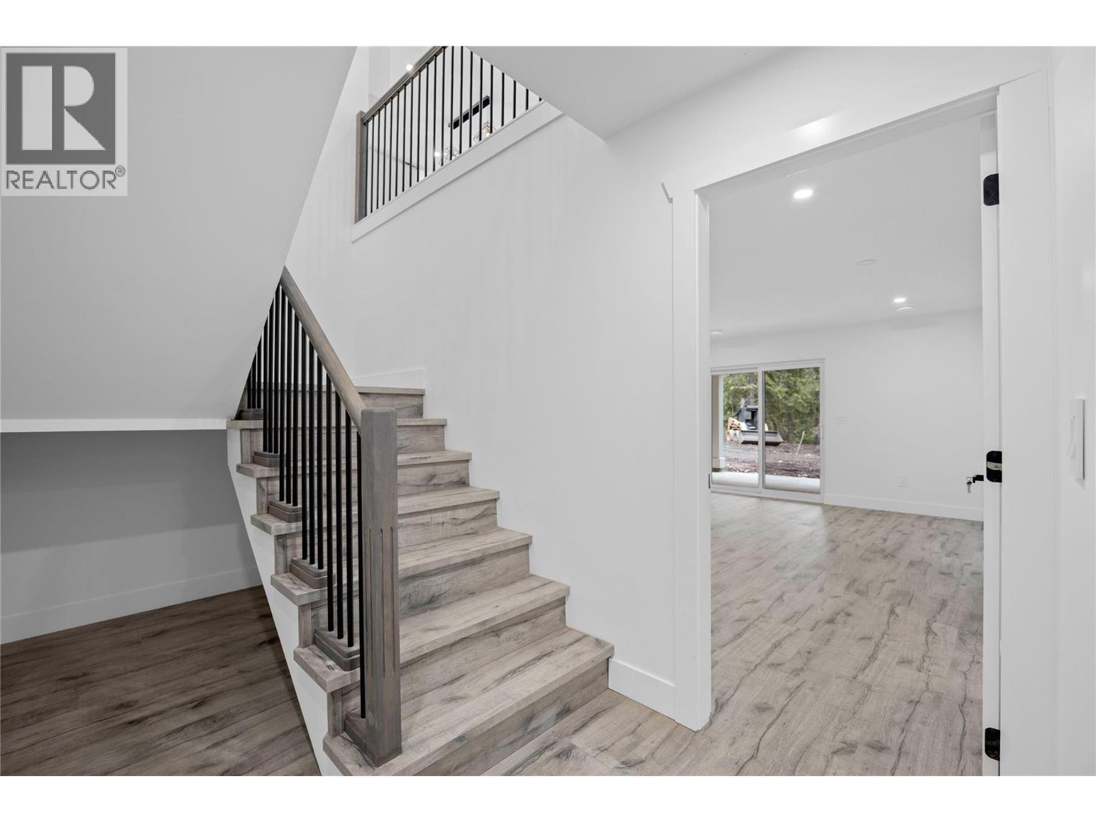 7279 Birch Close, Anglemont, BC - Indoor Photo Showing Other Room