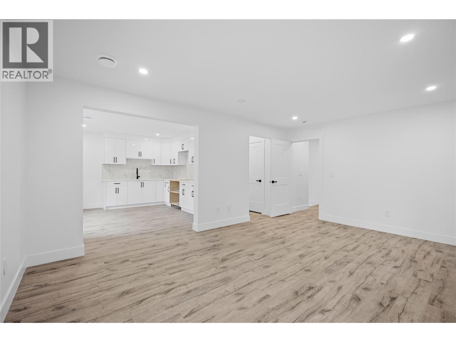 7279 Birch Close, Anglemont, BC - Indoor Photo Showing Other Room