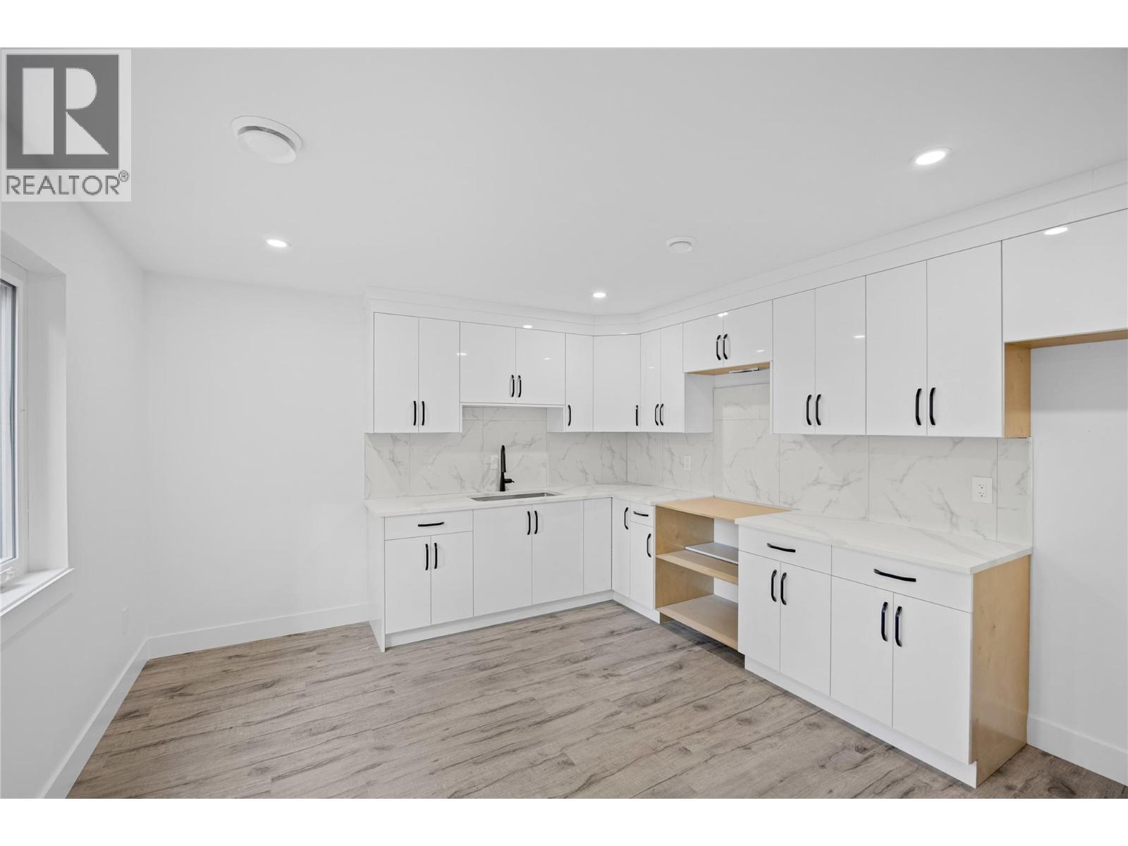 7279 Birch Close, Anglemont, BC - Indoor Photo Showing Kitchen