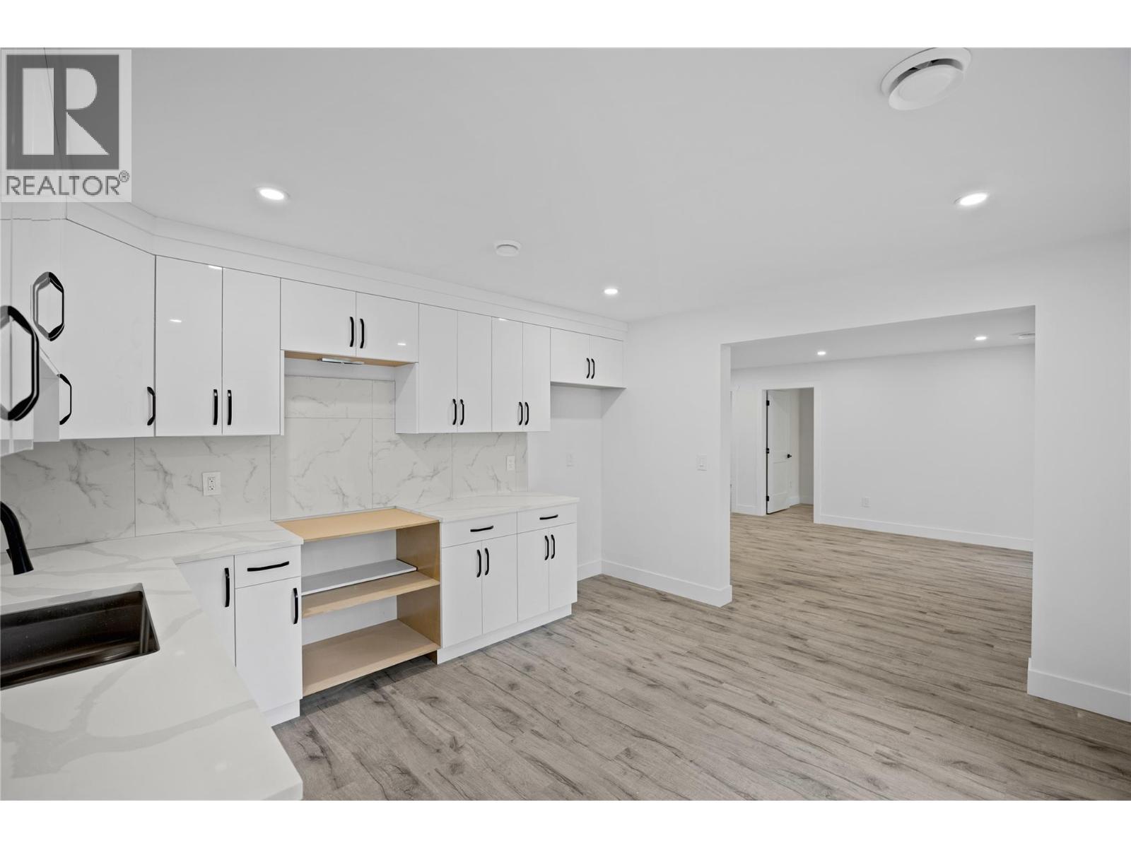 7279 Birch Close, Anglemont, BC - Indoor Photo Showing Kitchen