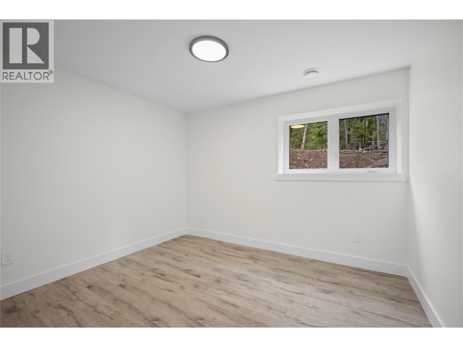 7279 Birch Close, Anglemont, BC - Indoor Photo Showing Other Room