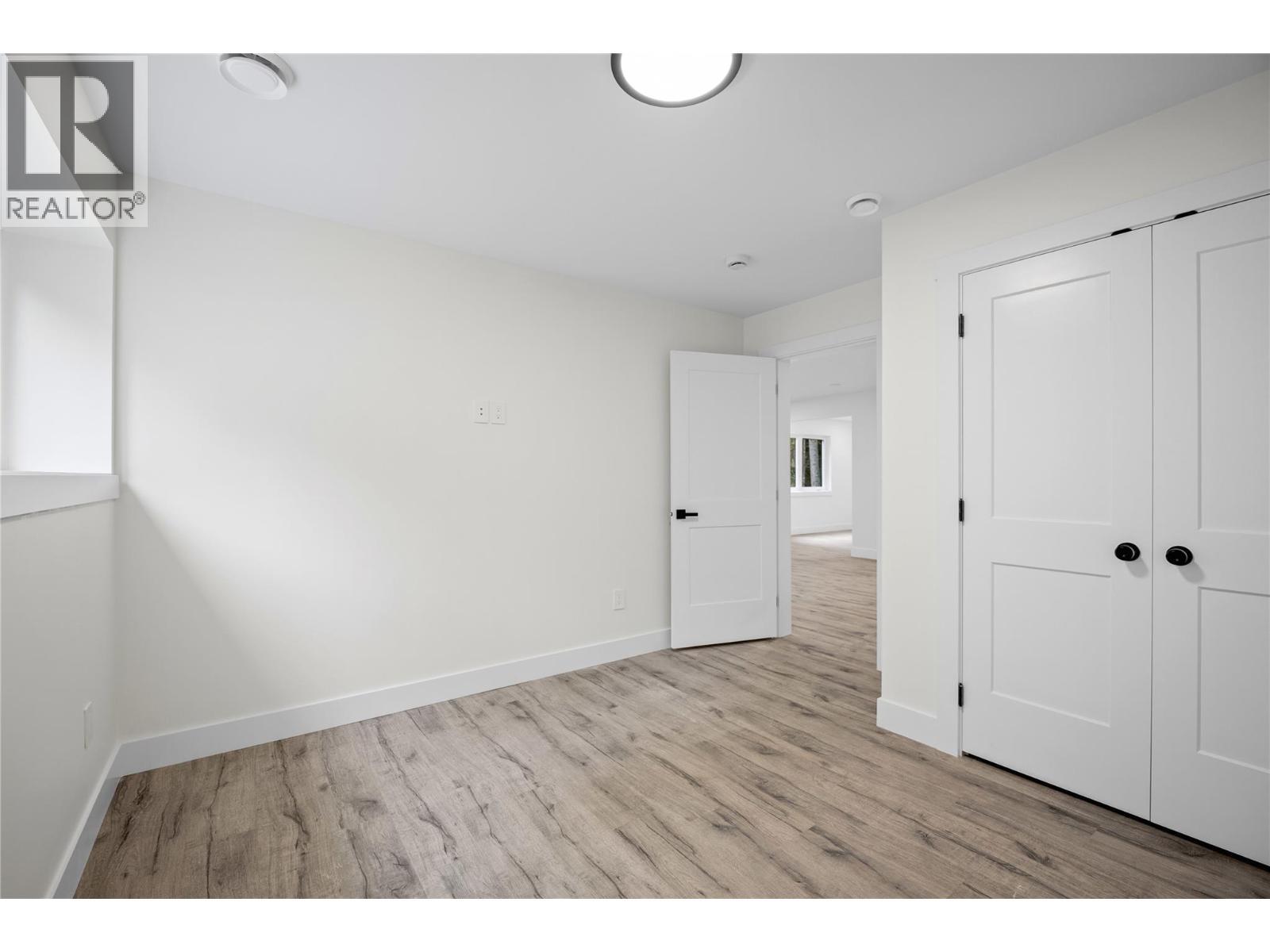 7279 Birch Close, Anglemont, BC - Indoor Photo Showing Other Room