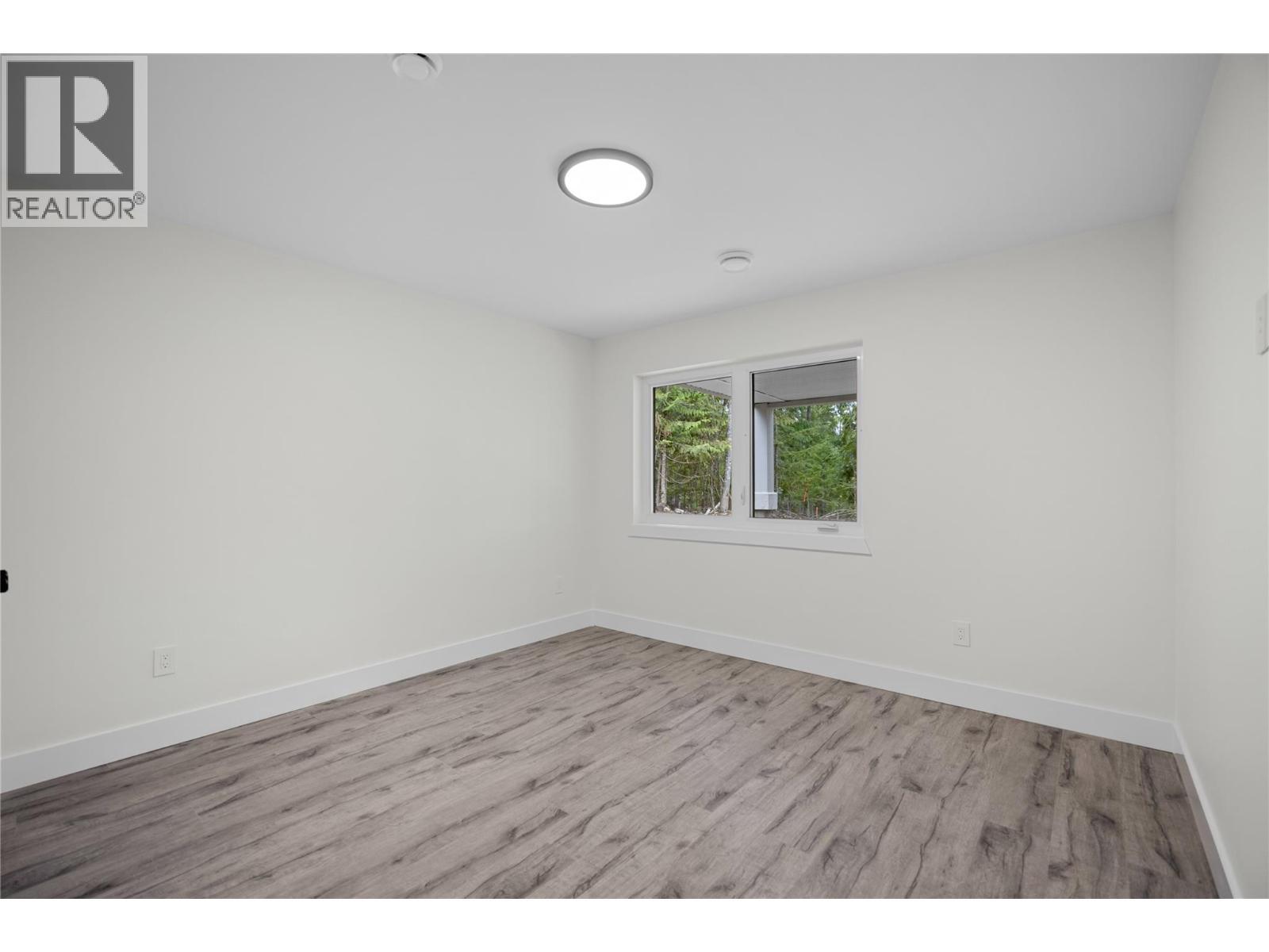 7279 Birch Close, Anglemont, BC - Indoor Photo Showing Other Room
