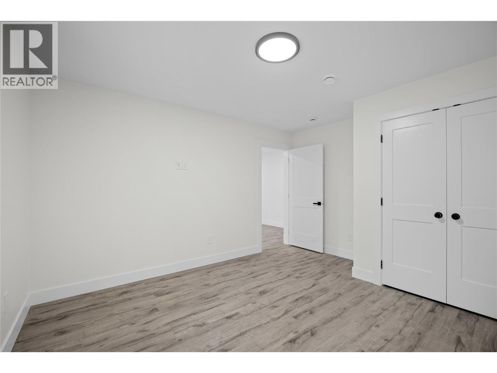 7279 Birch Close, Anglemont, BC - Indoor Photo Showing Other Room