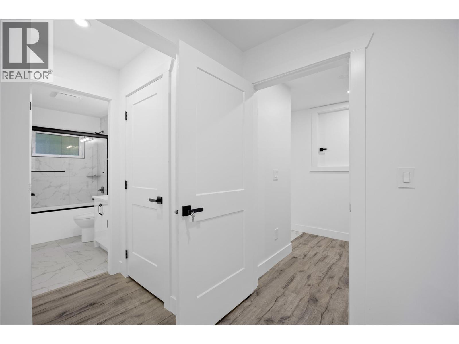 7279 Birch Close, Anglemont, BC - Indoor Photo Showing Other Room