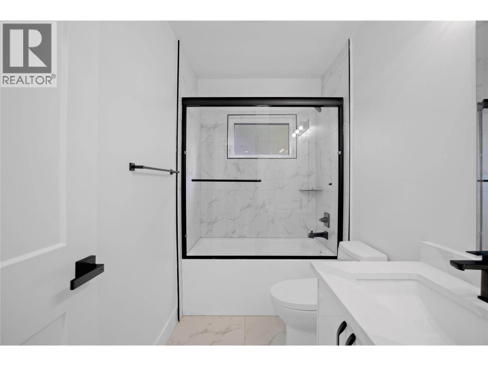 7279 Birch Close, Anglemont, BC - Indoor Photo Showing Bathroom