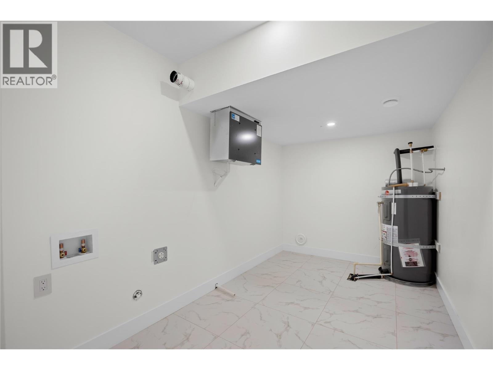 7279 Birch Close, Anglemont, BC - Indoor