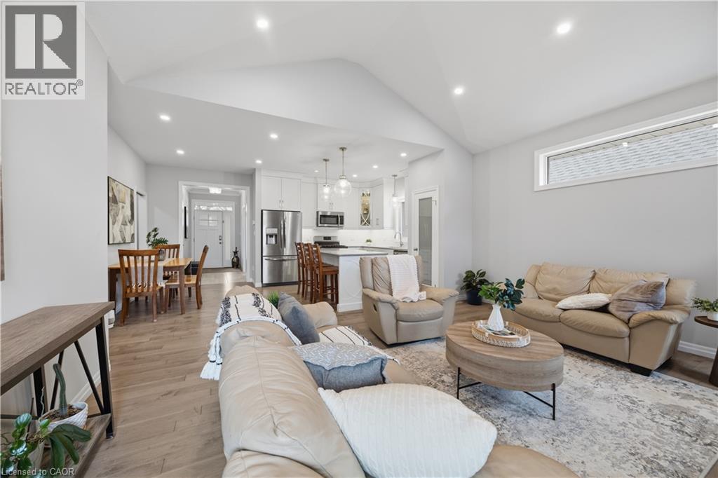 43 Lowrie Crescent, Tillsonburg, ON - Indoor Photo Showing Living Room