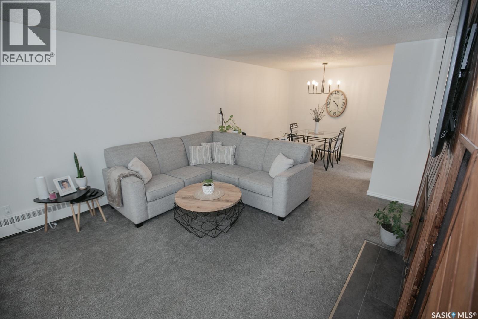 A 22 Nollet Avenue, Regina, SK - Indoor Photo Showing Living Room