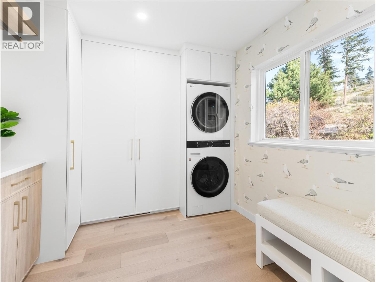 5538 Lakeshore Road, Kelowna, BC - Indoor Photo Showing Laundry Room