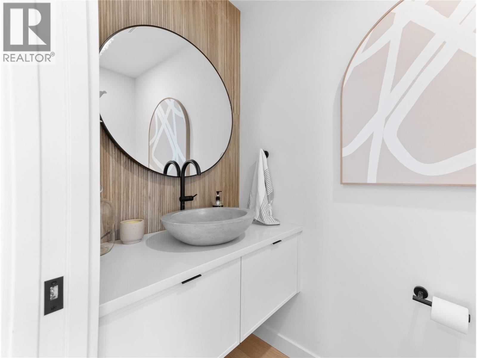 5538 Lakeshore Road, Kelowna, BC - Indoor Photo Showing Bathroom