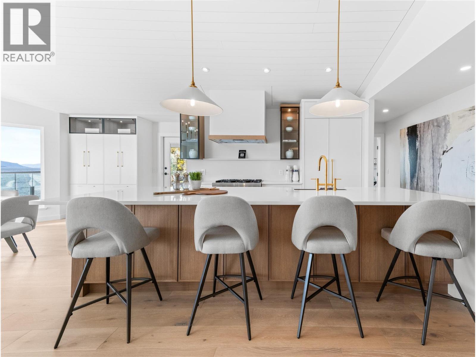 5538 Lakeshore Road, Kelowna, BC - Indoor Photo Showing Dining Room